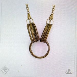 Paparazzi v Lip
Sync Links - Brass
Necklace